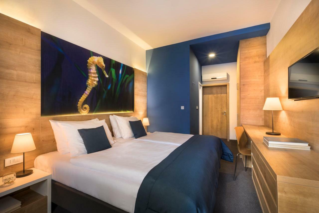 Doppelzimmer mit Straßenblick