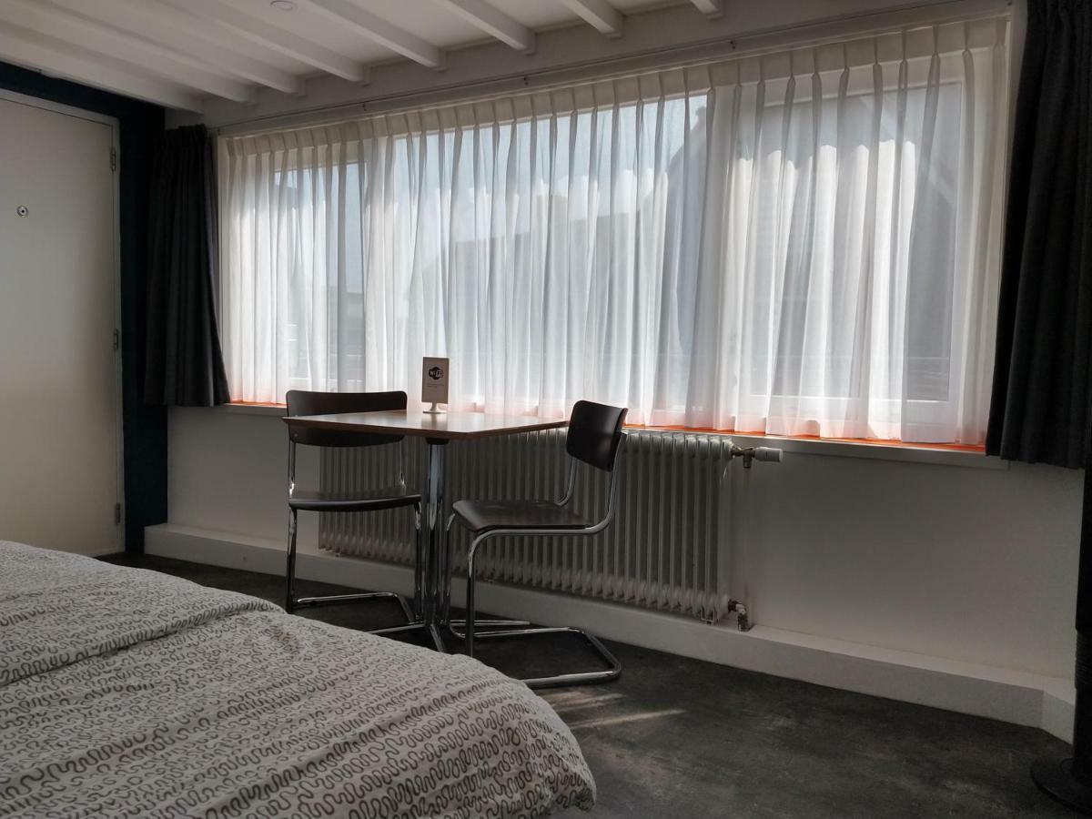 Tweepersoonskamer met 2 Aparte Bedden en Eigen Externe Badkamer