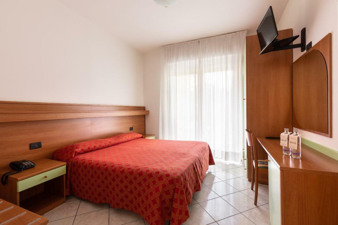 Doppel-/Zweibettzimmer mit Balkon