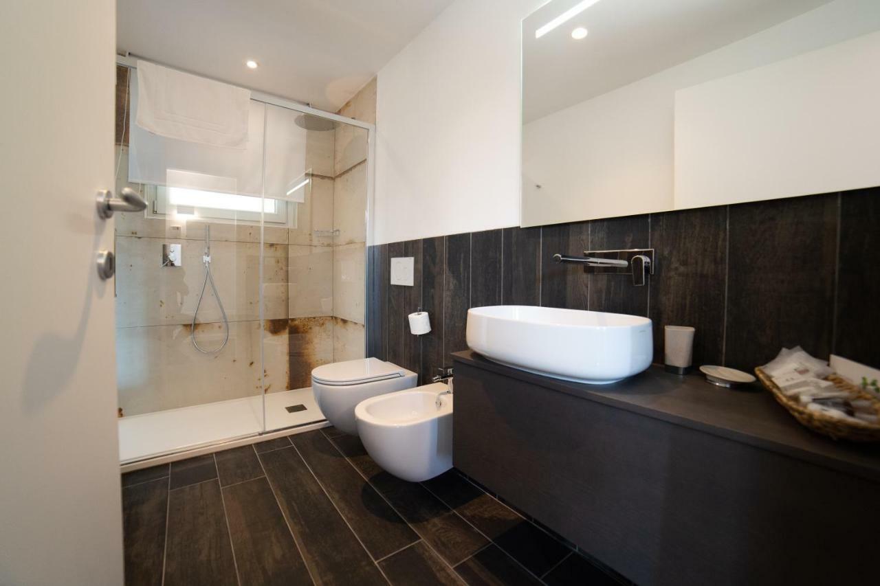 Zimmer mit Queensize-Bett und Poolblick