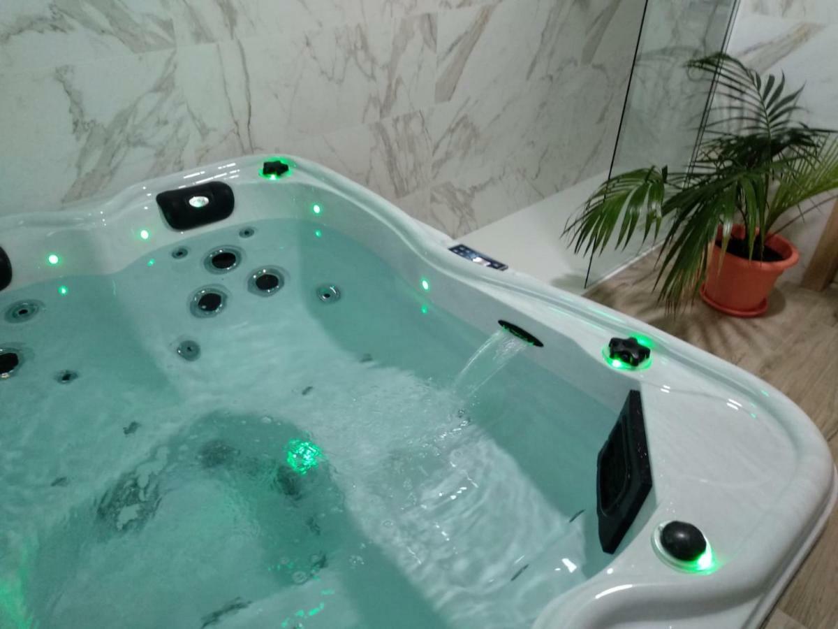 Habitación con cama grande y bañera de hidromasaje