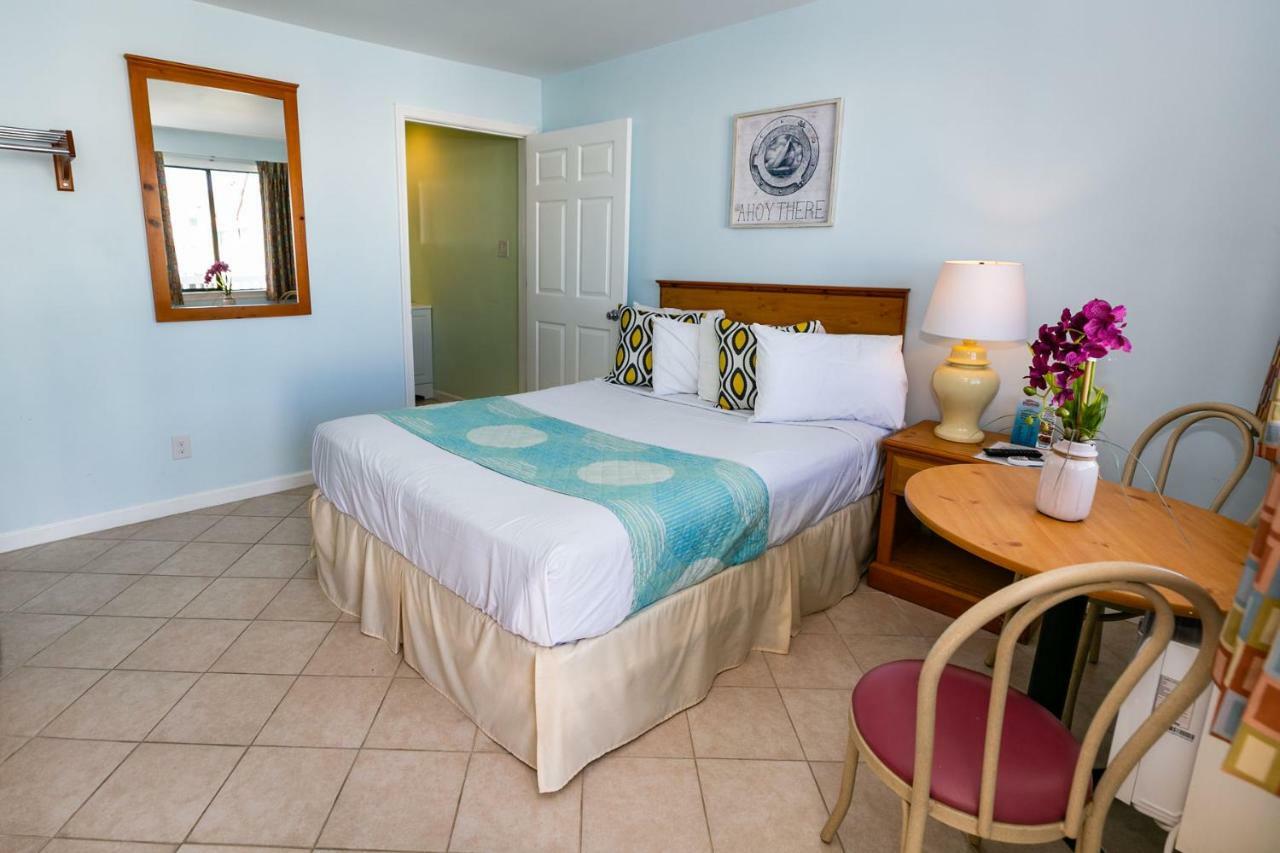 Single Queen Room