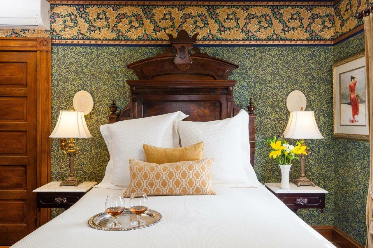 Deluxe Queen Suite