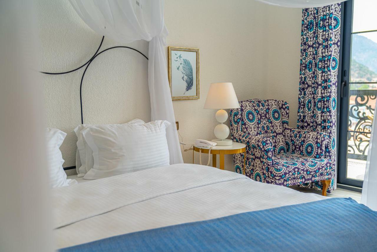 Zimmer mit Queensize-Bett und Poolblick