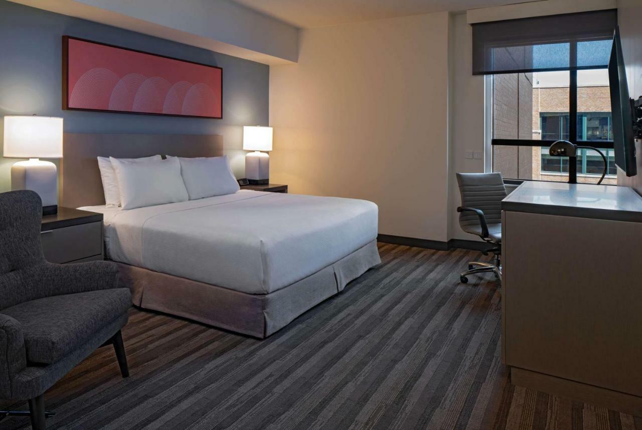 Den King Room with Tub - Disability Access