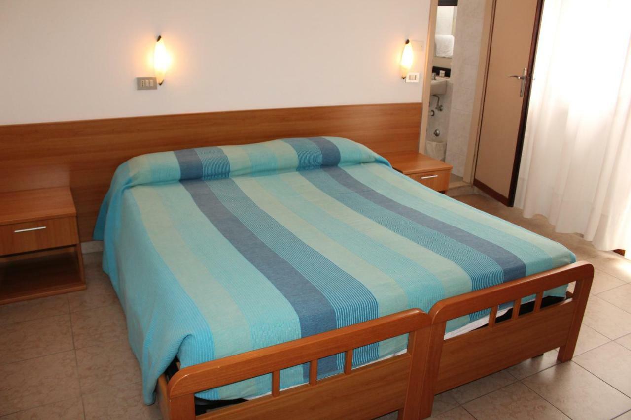 Double or Twin Room,817581212:JPEG