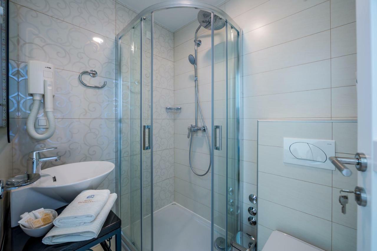 Doppelzimmer mit Balkon und Meerblick