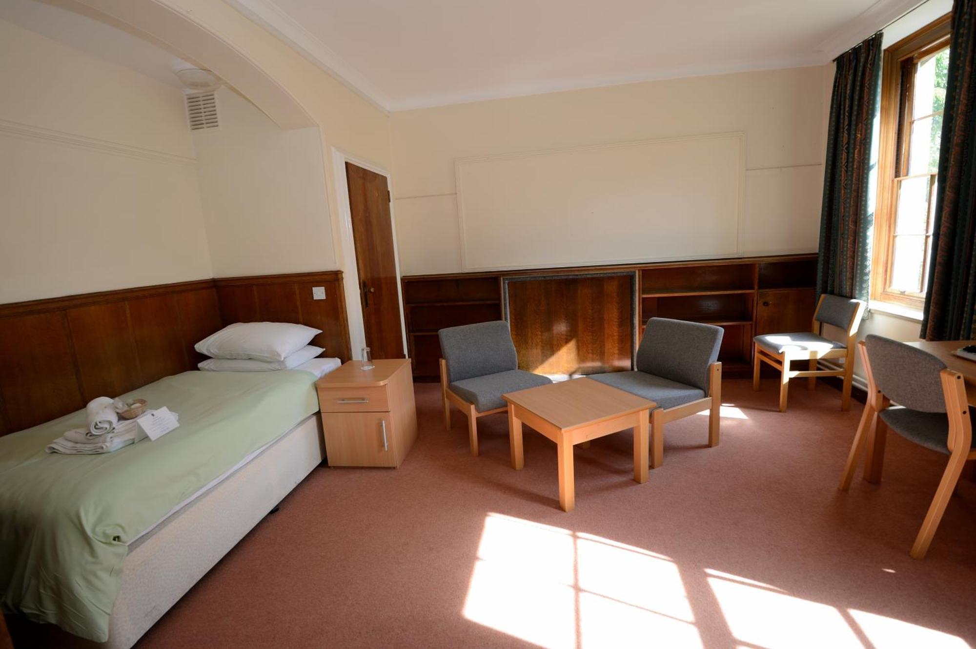 Standaard Tweepersoonskamer met 2 Aparte Bedden - Gedeelde Badkamer