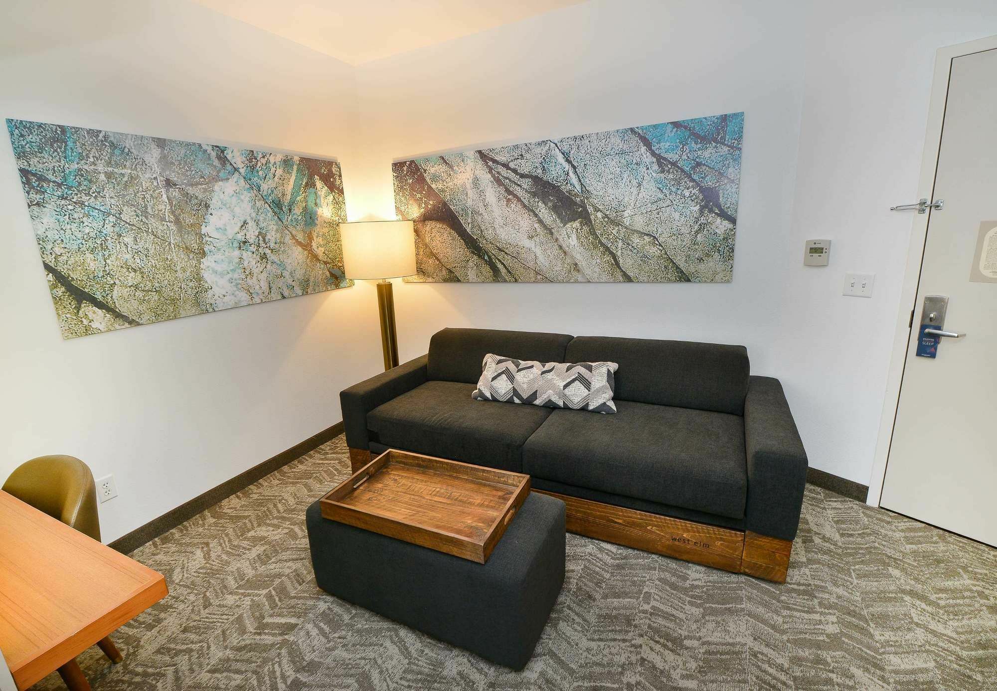 Queen Studio with Sofa Bed and Adapted Tub - Mobility Accessible