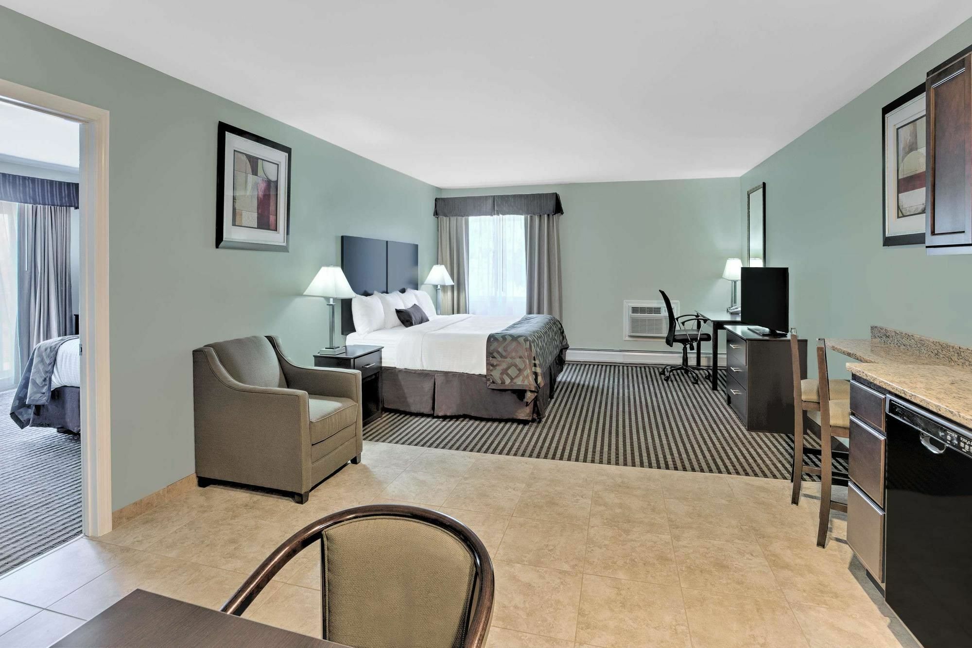 Suite - Disability Access/Non-Smoking