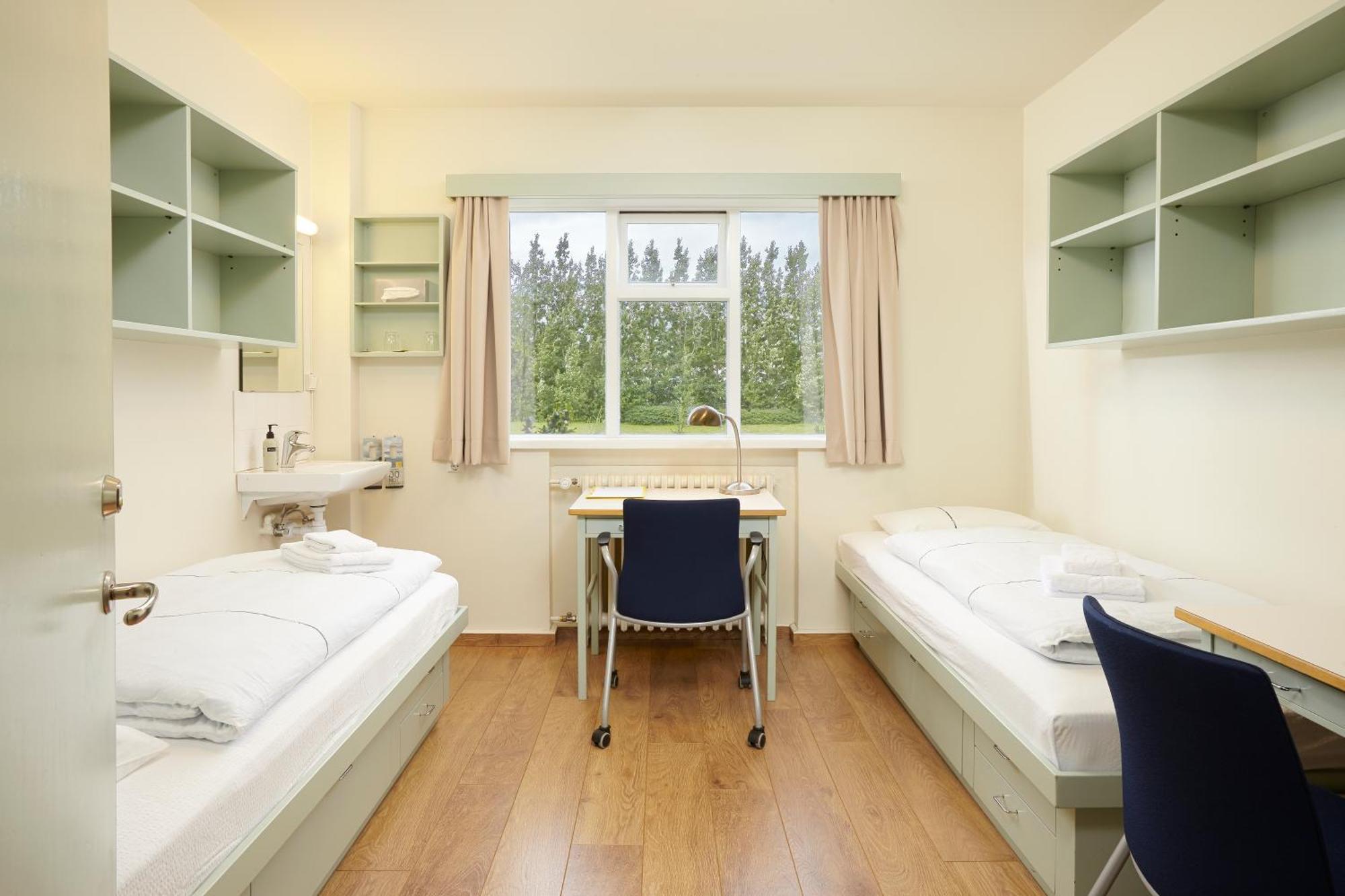 Chambre Lits Jumeaux avec Salle de Bains Commune