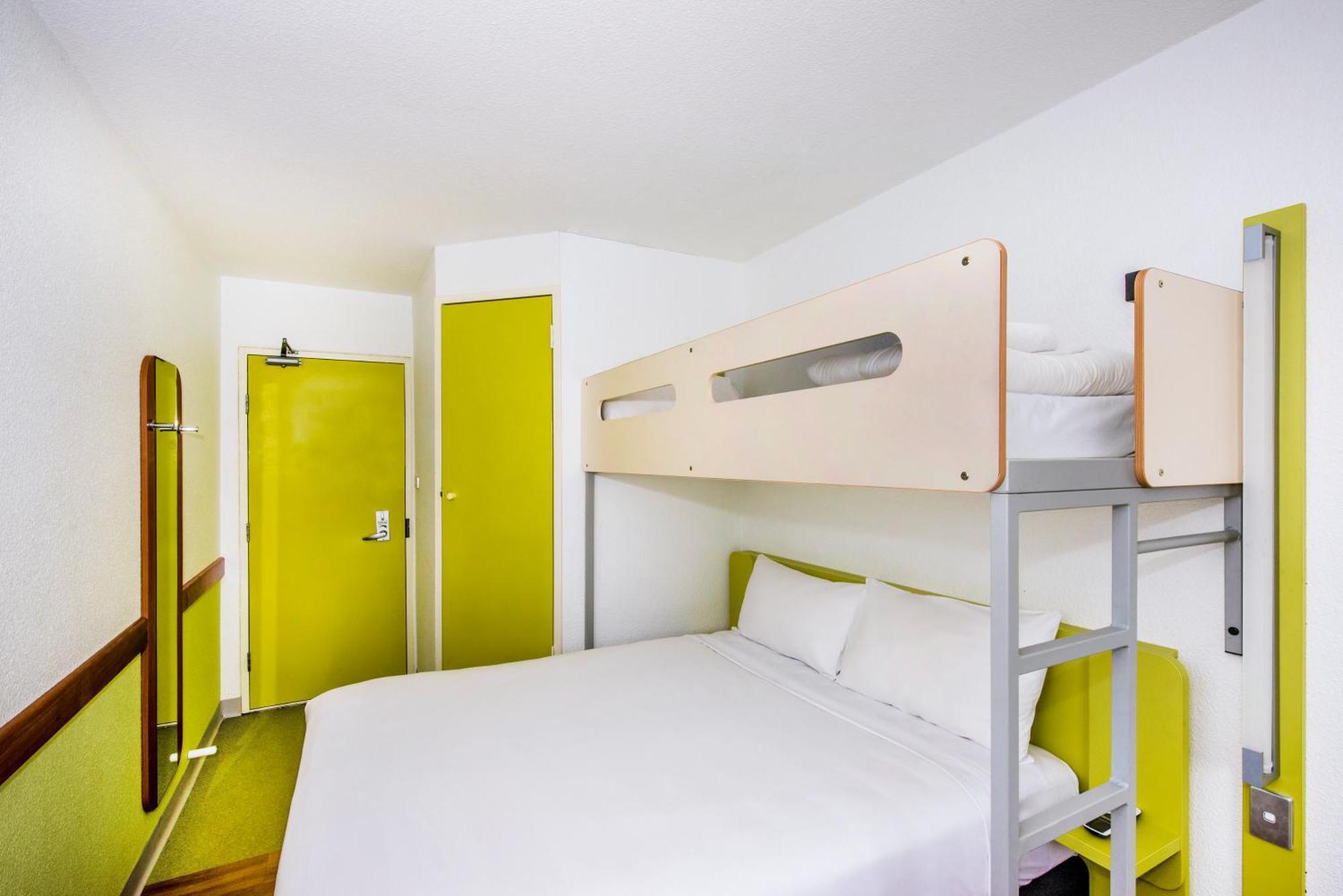 Habitación Estándar con cama grande y litera individual