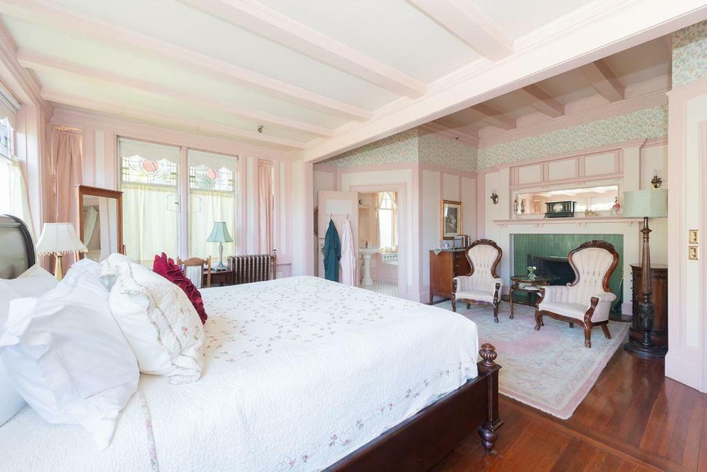 Deluxe King Suite