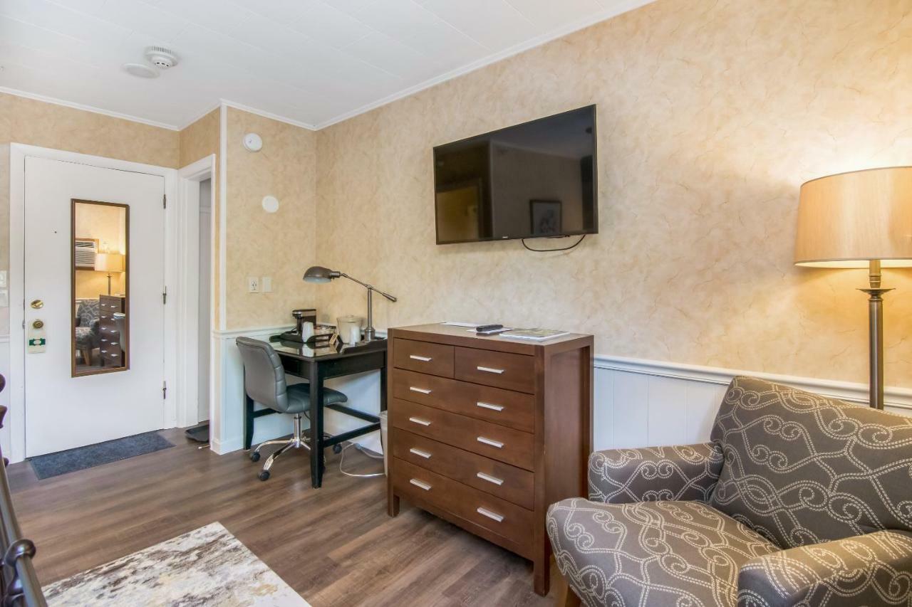 One Queen Room