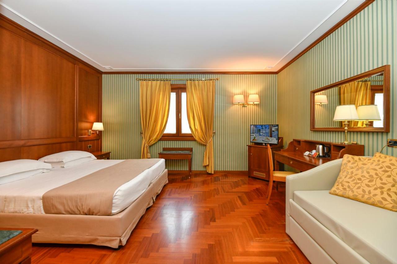 Camera Standard con 1 Letto Queen-Size e 1 Letto Singolo