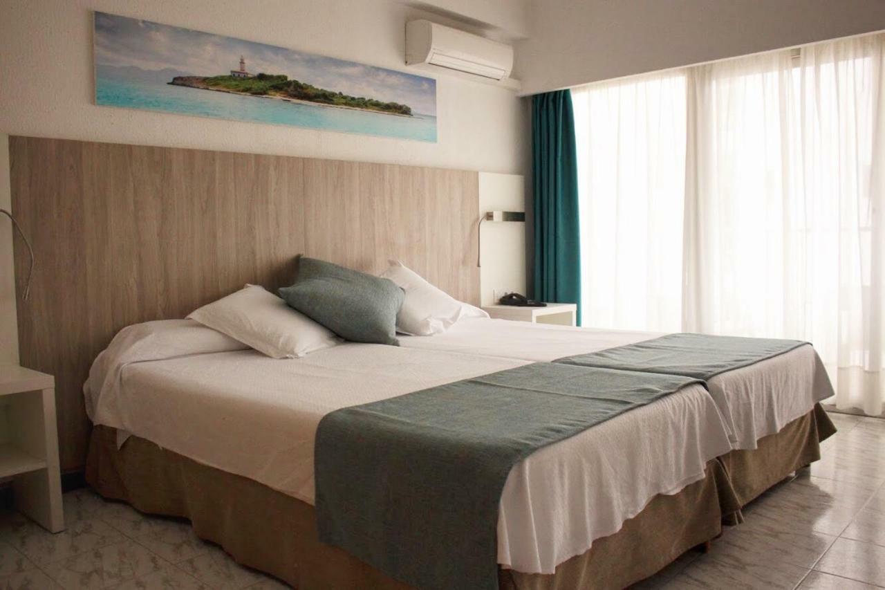 Habitación con cama grande