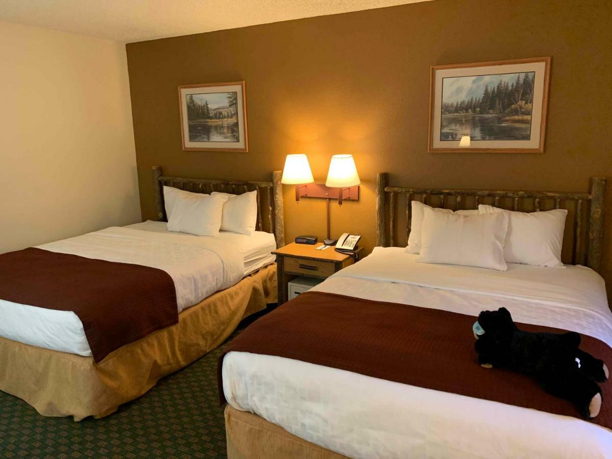 Deluxe Queen Room with Two Queen Beds - Non-Smoking