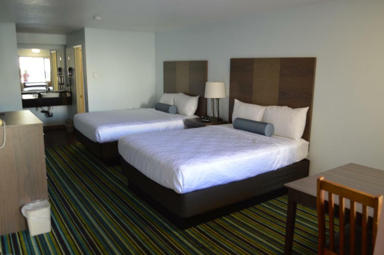 Queen Room Two Queen Beds,835520597:JPEG