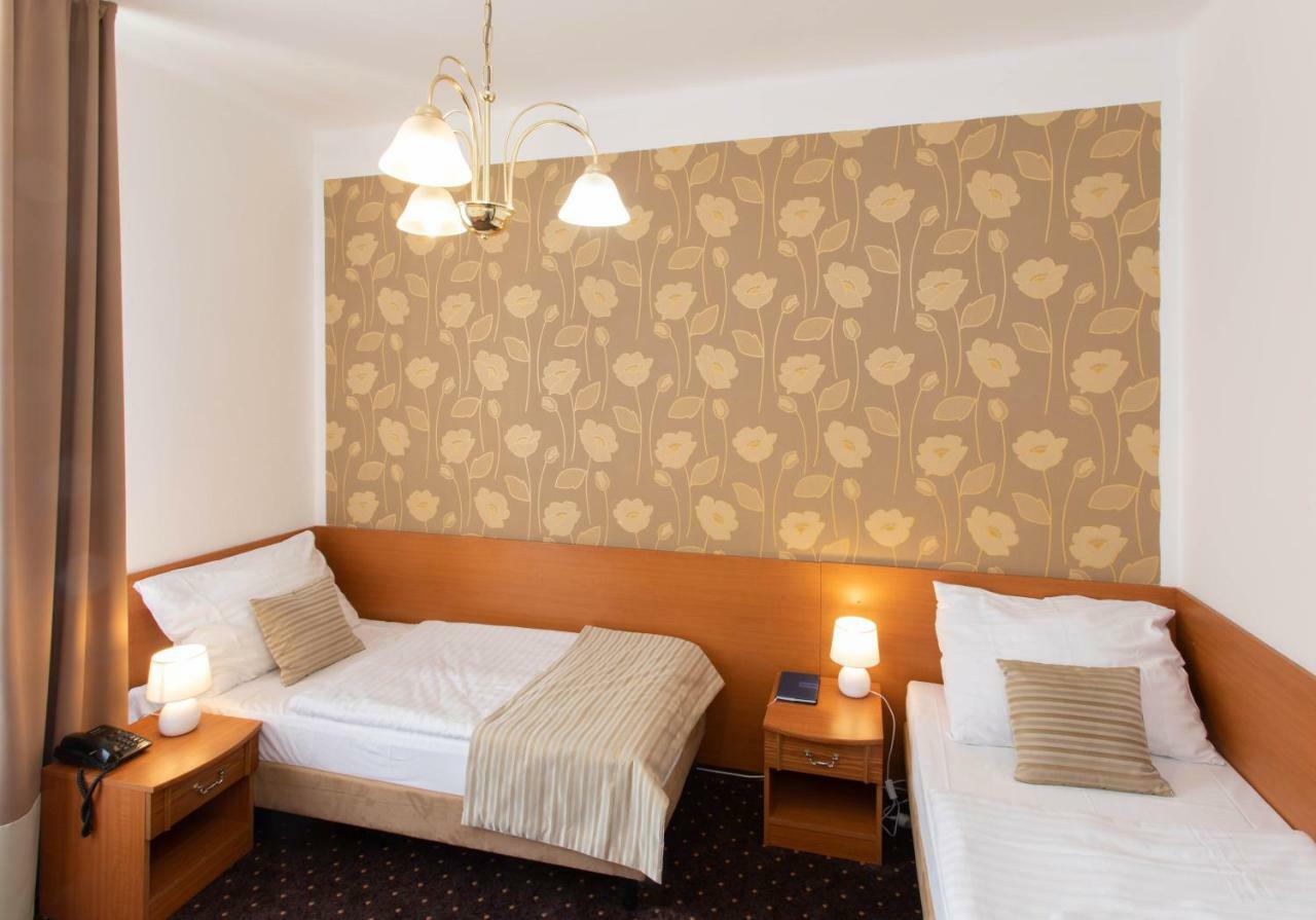 Tweepersoonskamer met 2 Aparte Bedden en Badkamer