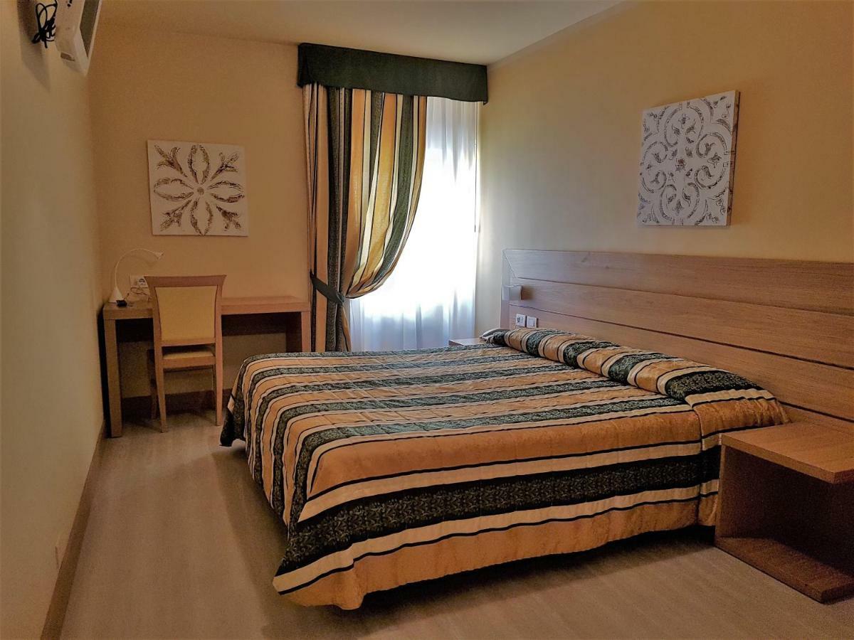 Doppel- oder Zweibettzimmer