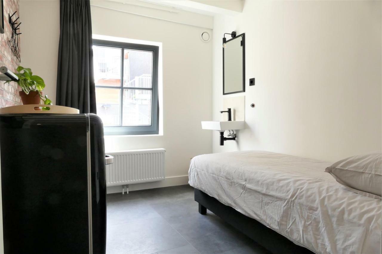 Chambre Simple avec Toilettes et Douche Communes