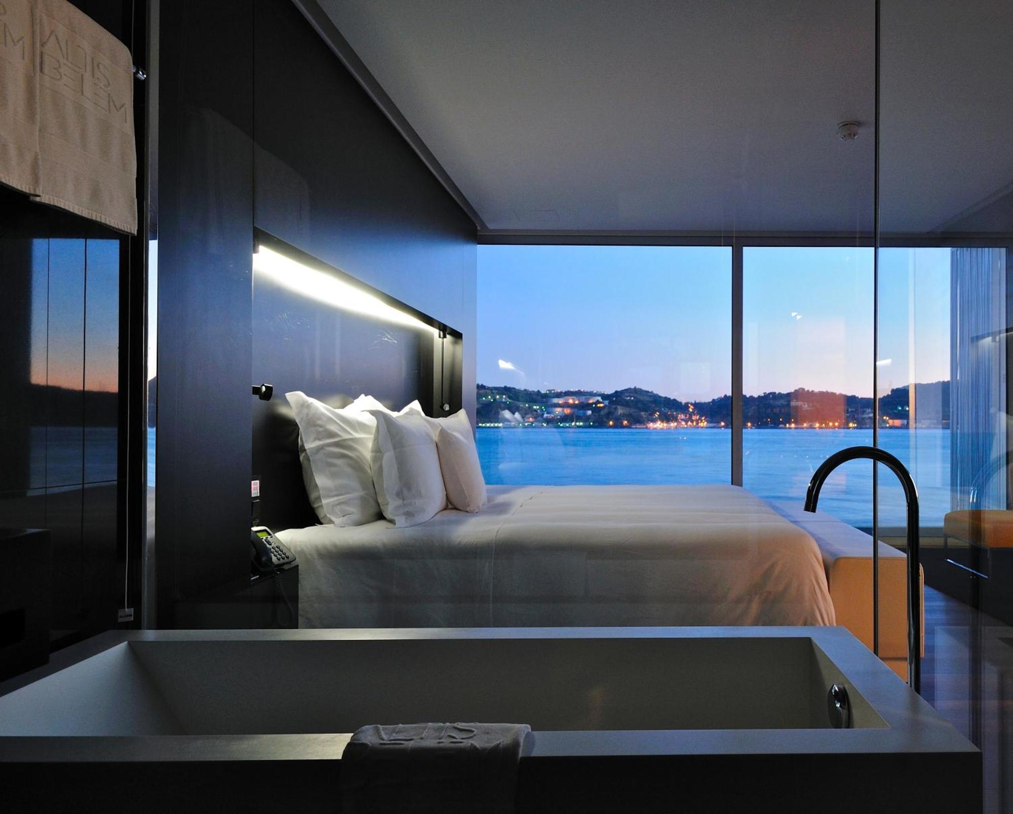 Habitación con cama extragrande y balcón