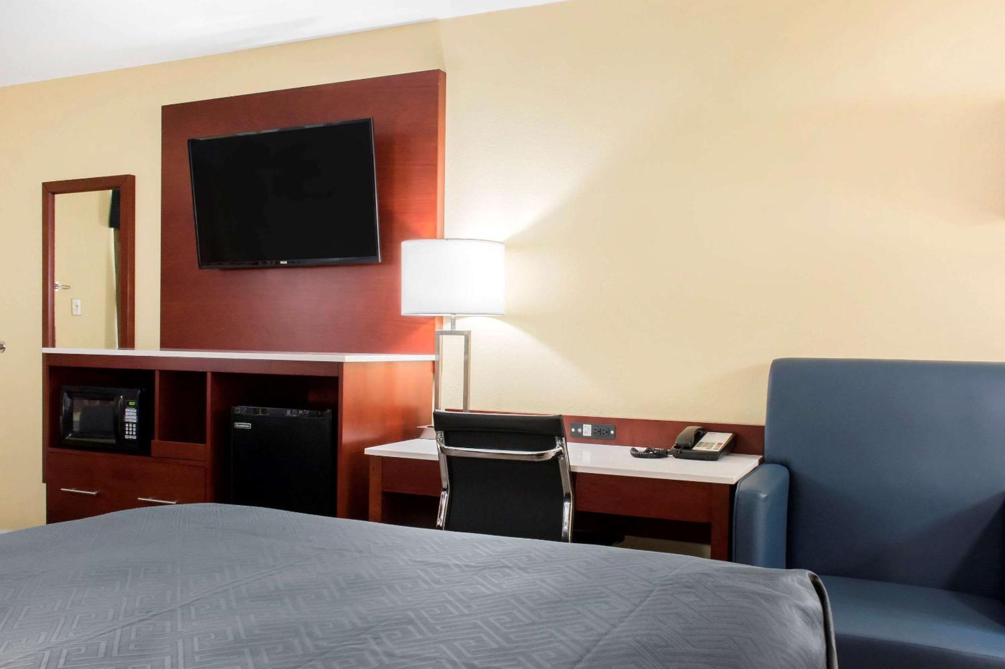 Standard Queen Room with Two Queen Beds - Non-Smoking,841897541:JPEG