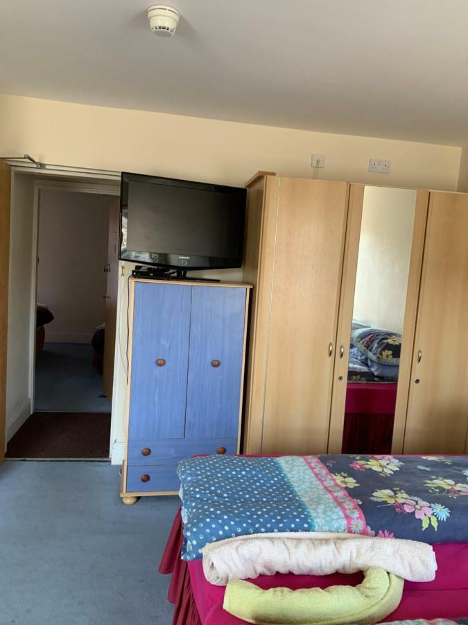 Vierbettzimmer mit Dusche