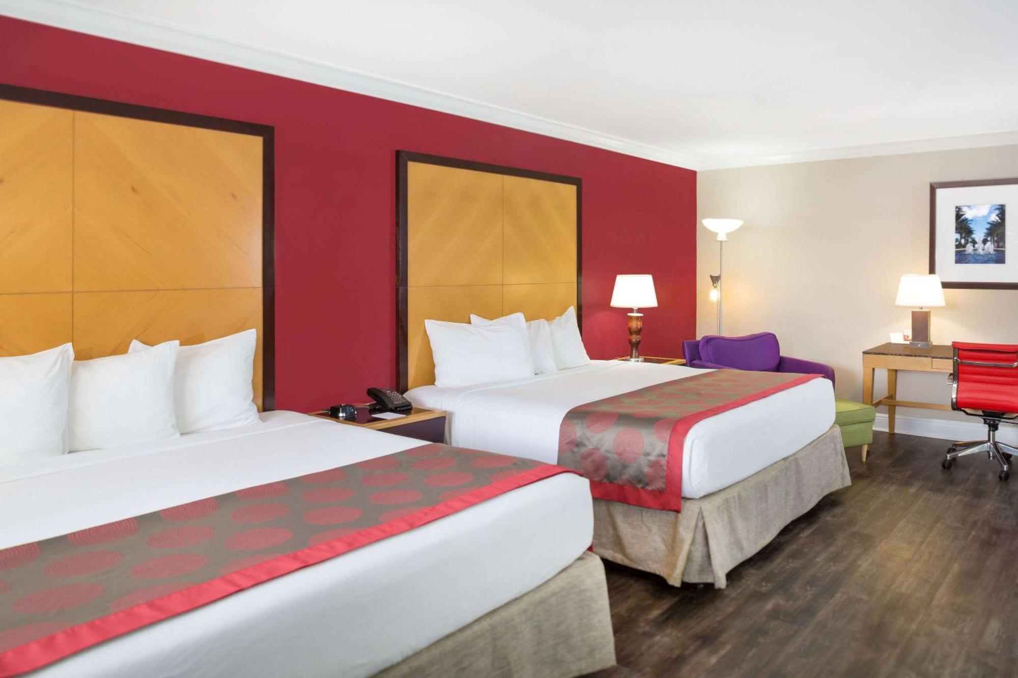 Habitación Deluxe con 1 cama extragrande y vistas a la piscina - No fumadores