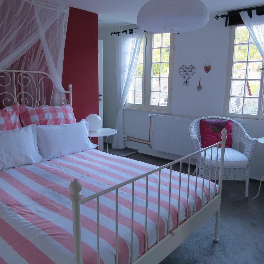 Doppelzimmer mit eigenem Bad (Paris)