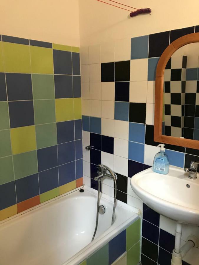 Single Room,866345099:JPEG