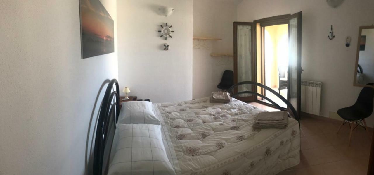 Camera Matrimoniale con Bagno in Comune e Vista Mare