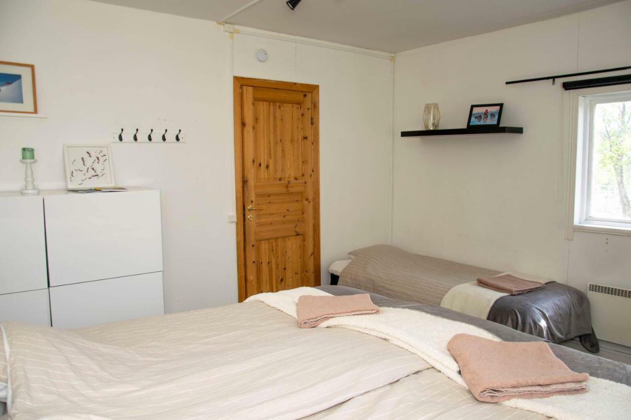 Deze driepersoonskamer heeft een gedeelde badkamer.