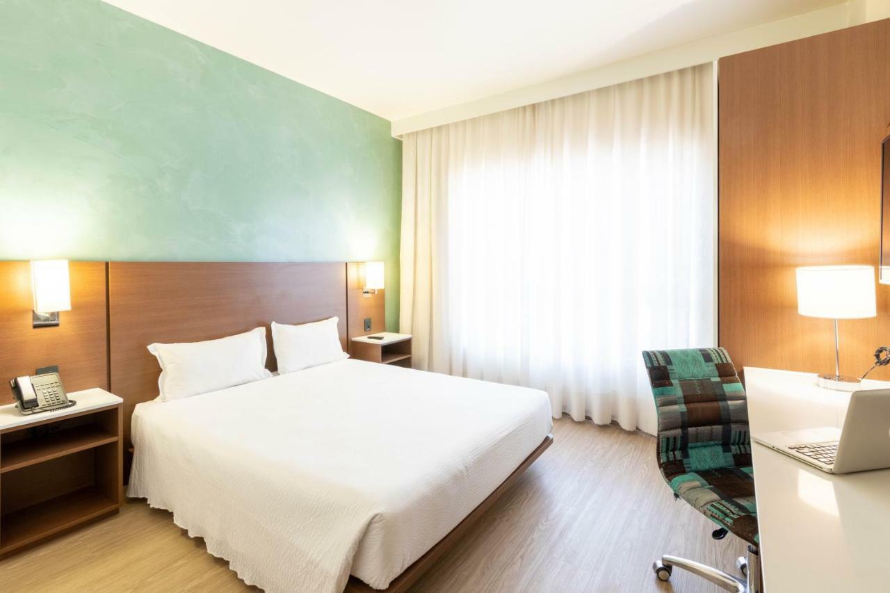Standard Apartment with One Double Bed,890764624:JPEG