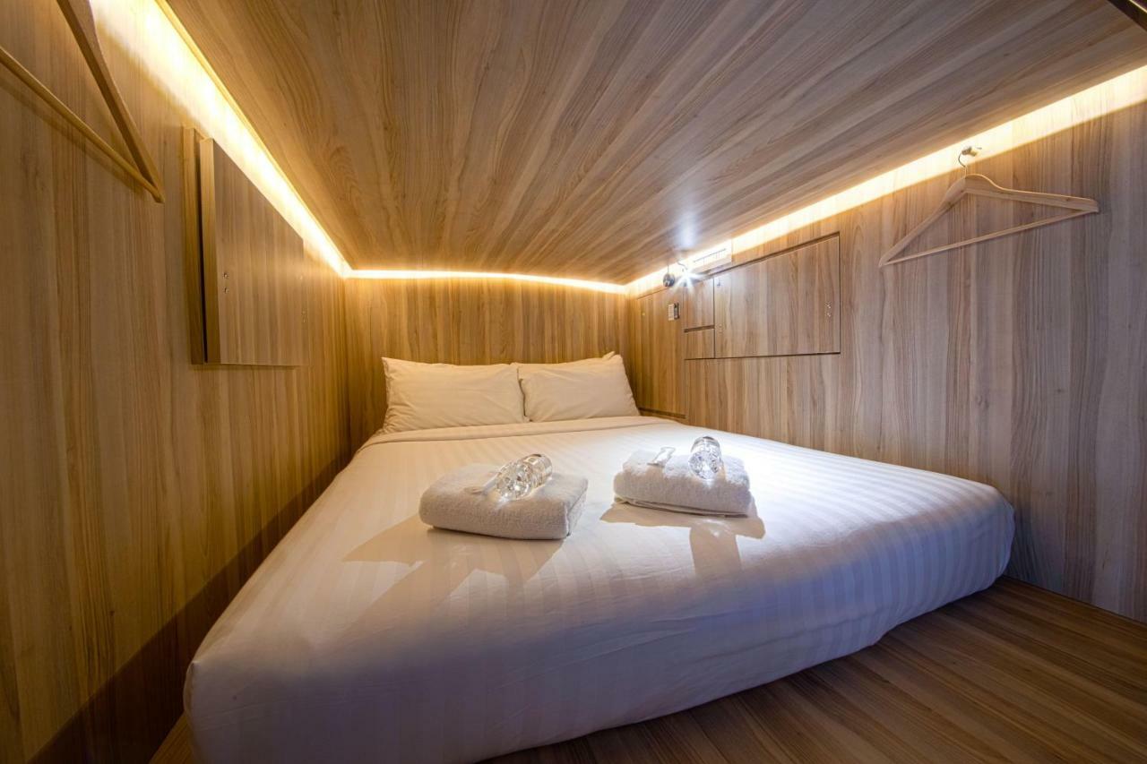Capsule met Queensize Bed in Gemengde Zaal