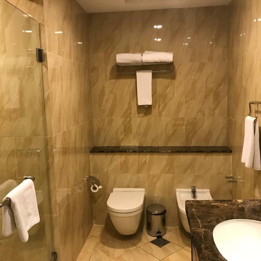 Attico Deluxe con tre Camere da Letto e Trasferimento Gratuito al Mall of the Emirates, alla Stazione Metro Insurance Market e alla Spiaggia di Jumeirah
