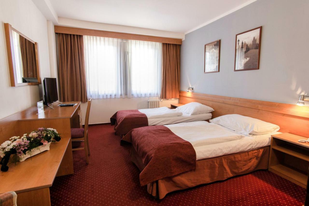 Quarto com Cama de Casal ou 2 de Solteiro