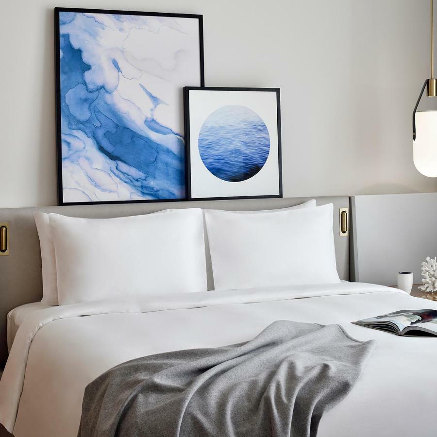 Deluxe-Zimmer mit Kingsize-Bett und teilweisem Blick auf den Yachthafen