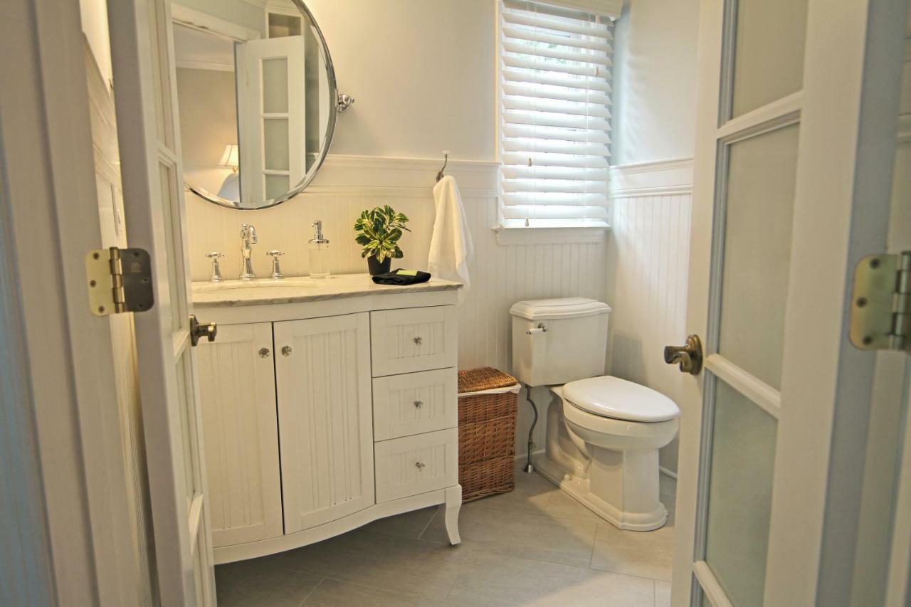 1st Floor King Guestroom