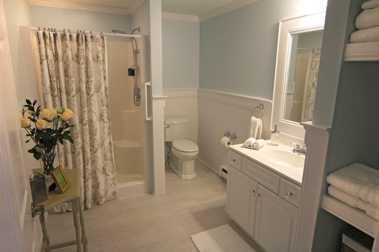 1st Floor King Guestroom