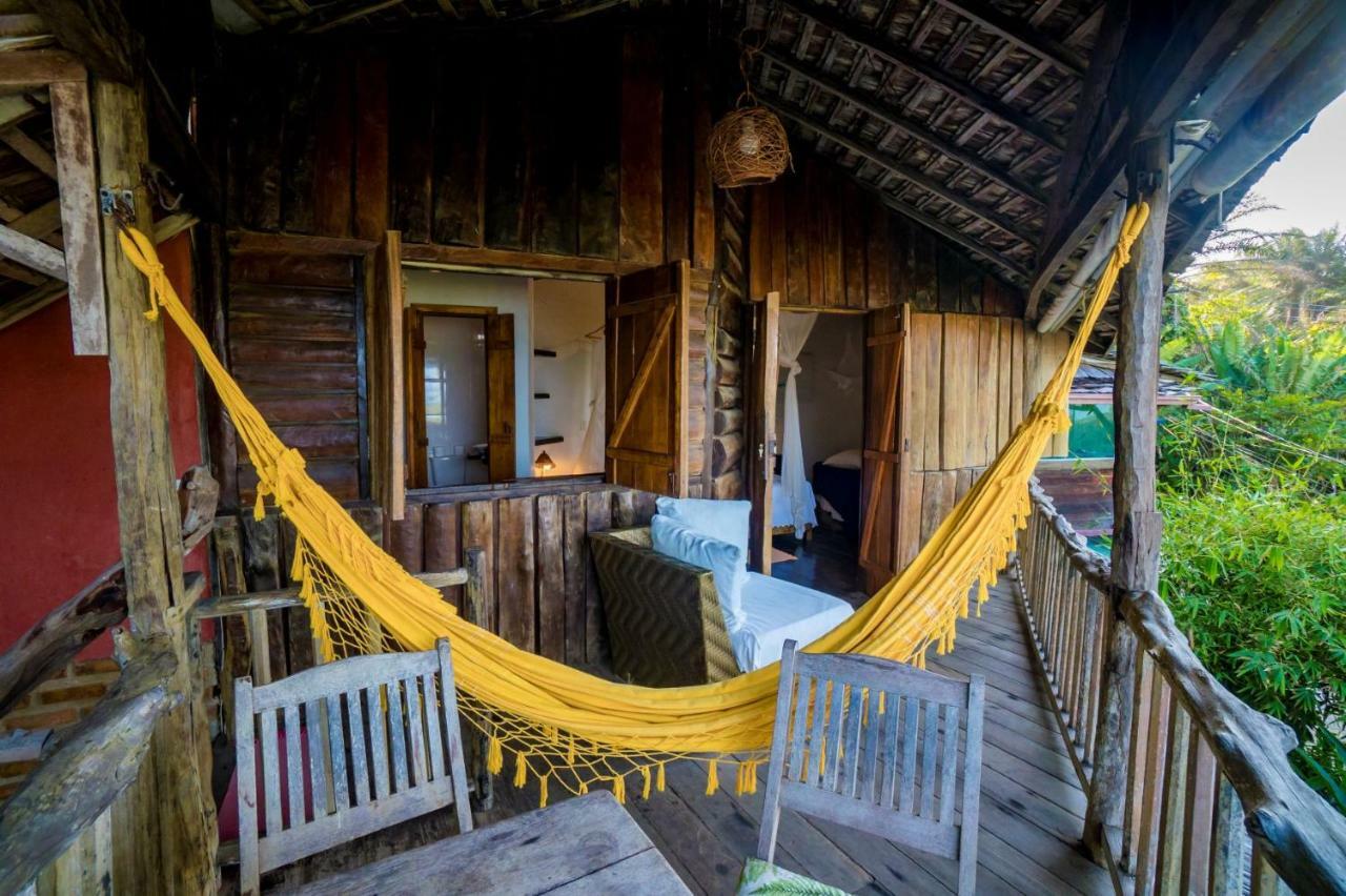 Quarto Triplo com Varanda e Vista para o Mar