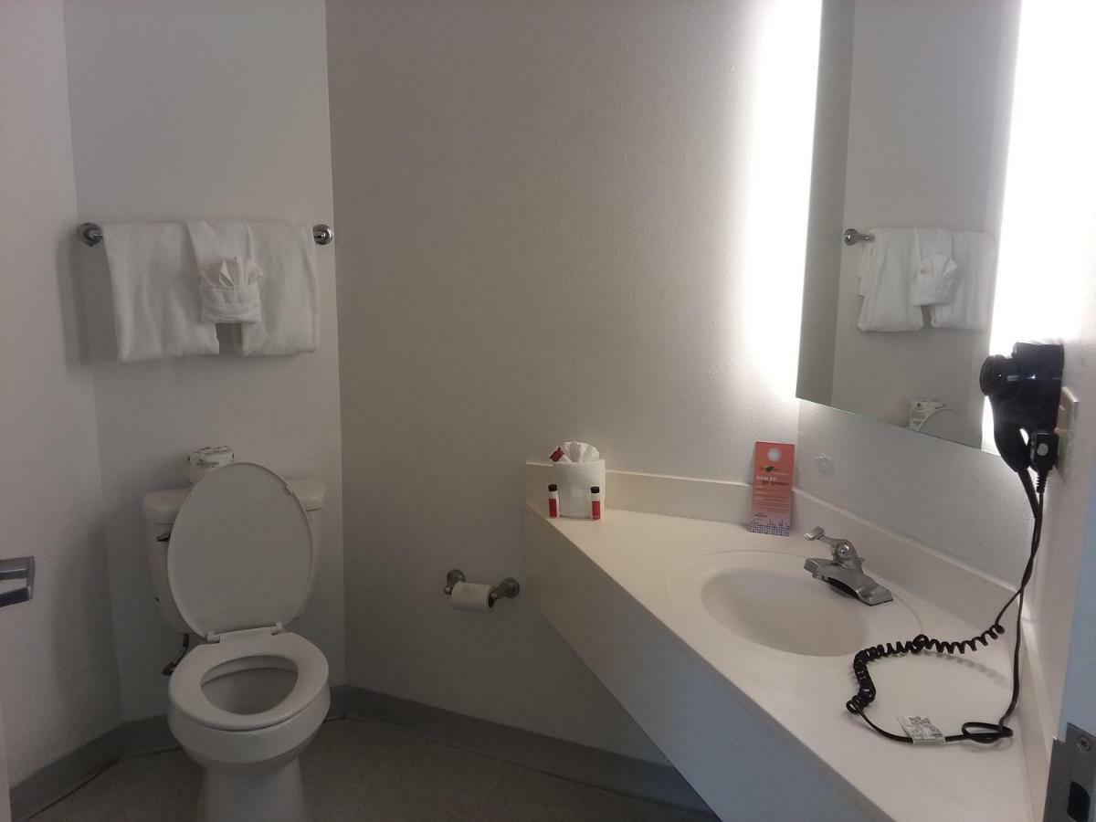 Standard Queen Room - Non-Smoking