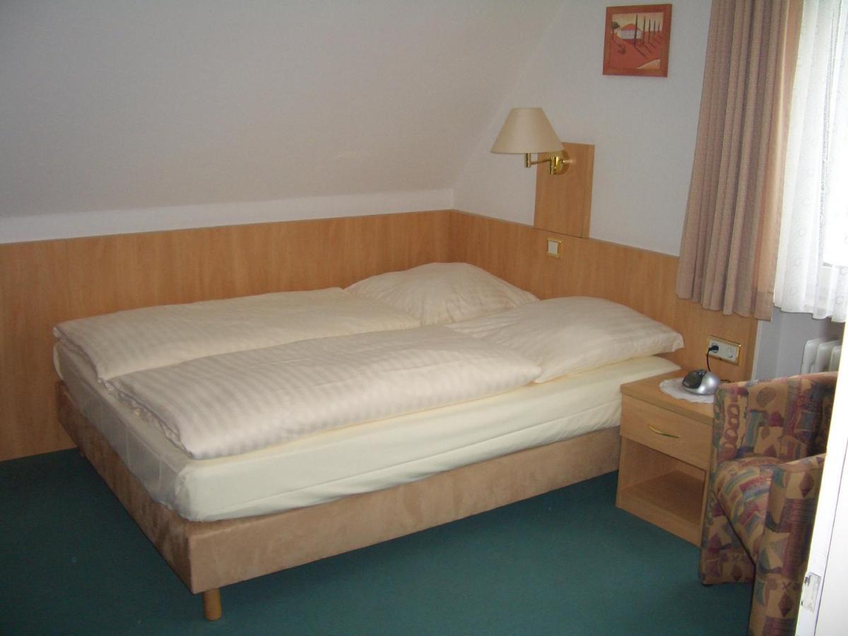 Zimmer mit Queensize-Bett und Gartenblick