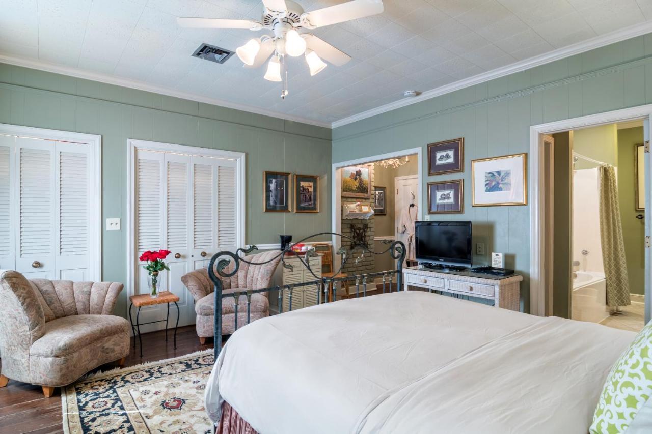 Deluxe Queen Suite