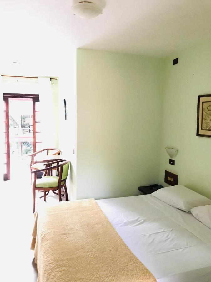 Suíte com Cama Queen-size e Vista da Piscina
