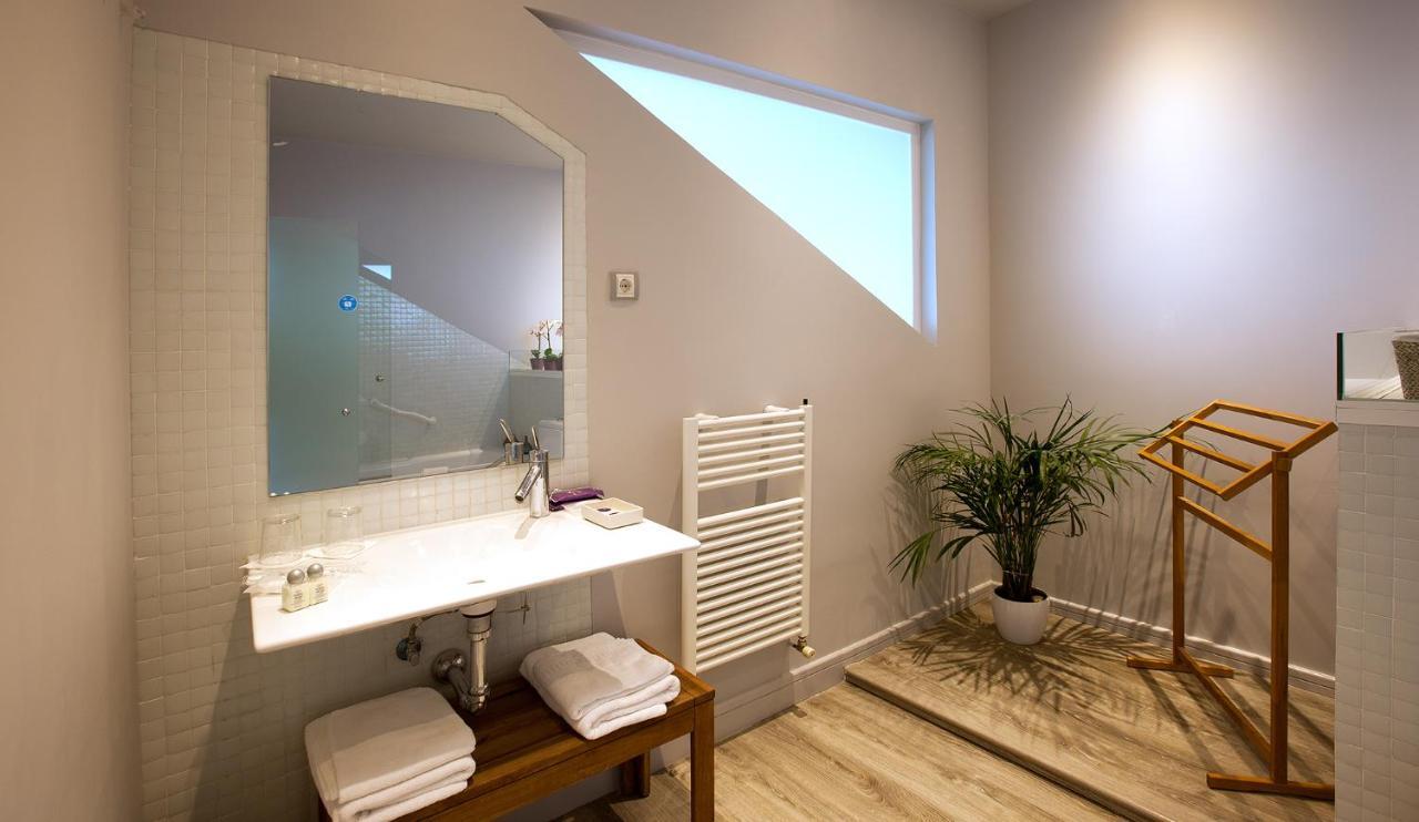 Suite con bañera de hidromasaje y cama grande