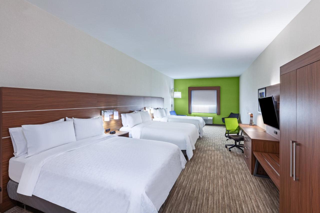 Standard Queen Room with Two Queen Beds - Communications Accessible