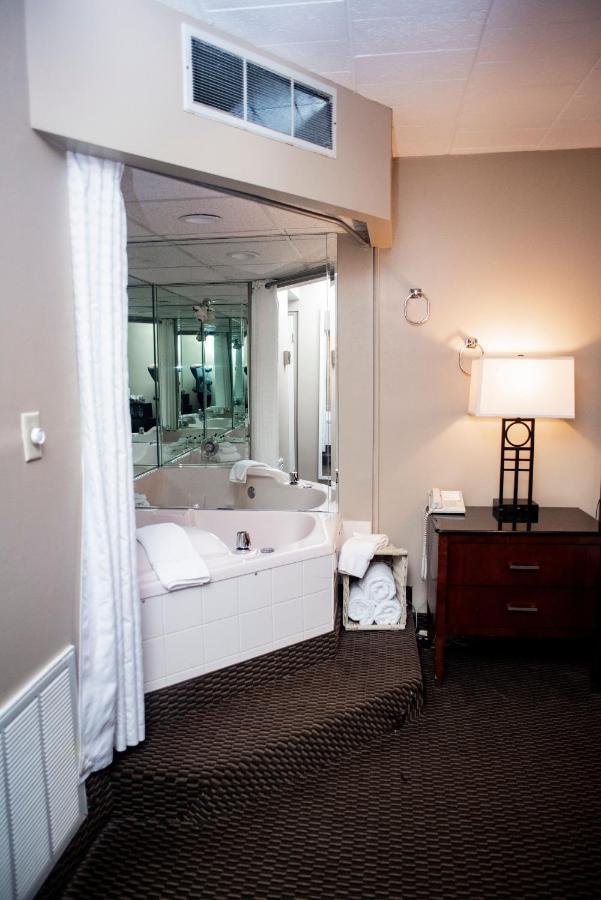King Whirlpool Room