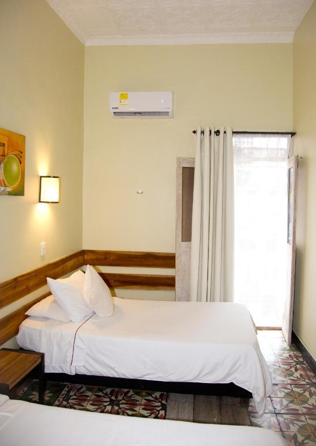 Chambre Lits Jumeaux avec Salle de Bains Commune