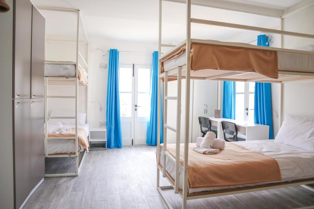 Cama en habitación compartida de 8 camas